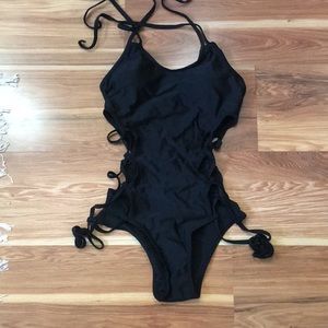 Sexy high cut one piece! Still has hygiene strip!